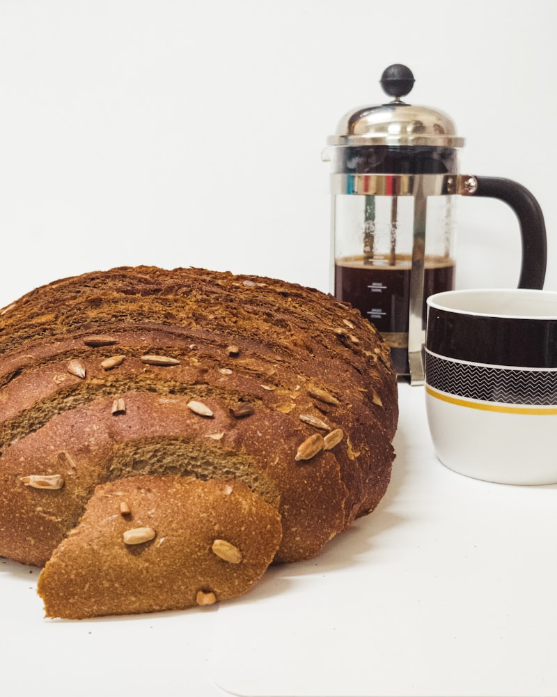 Miche de pain de seigle tranchée
